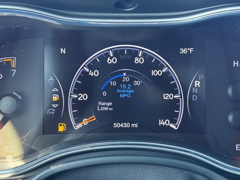 Jeep Grand Cherokee Vehicle Full-screen Gallery Image 24