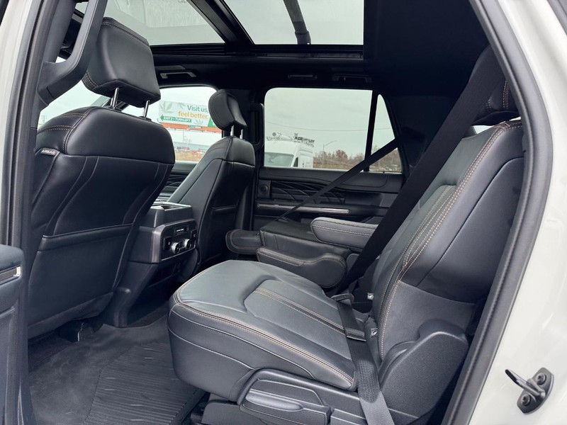 Ford Expedition Max Vehicle Full-screen Gallery Image 12