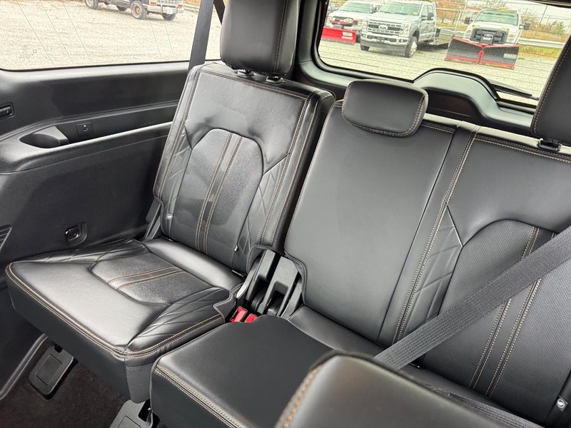 Ford Expedition Max Vehicle Full-screen Gallery Image 15