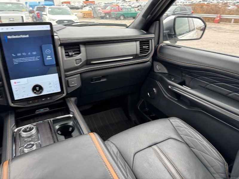 Ford Expedition Max Vehicle Full-screen Gallery Image 18