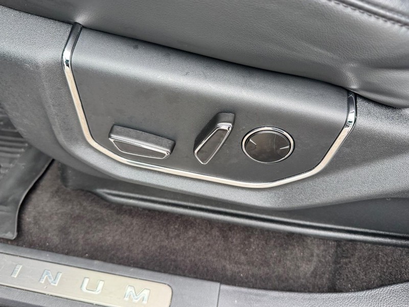 Ford Expedition Max Vehicle Full-screen Gallery Image 19