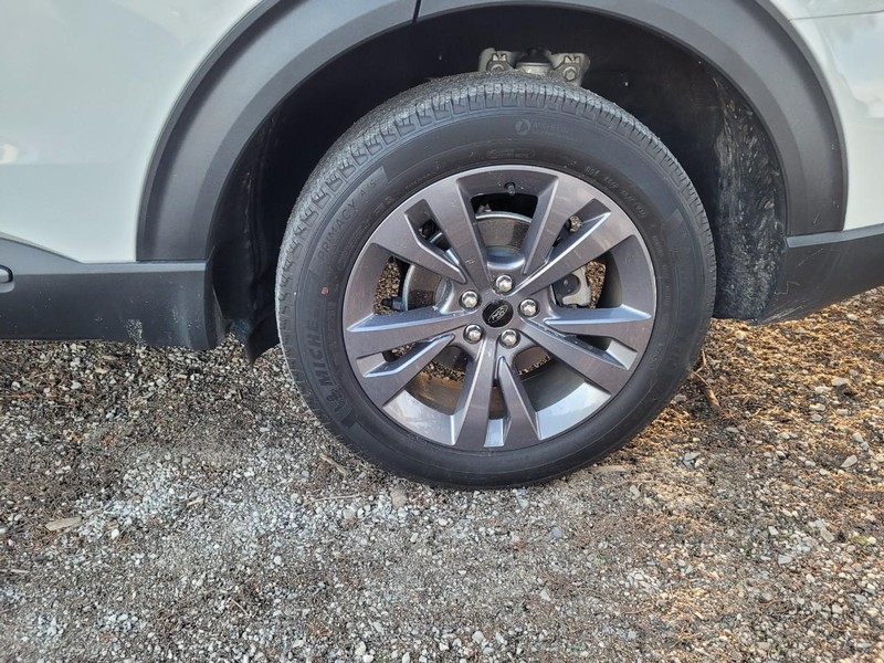 Ford Explorer Vehicle Full-screen Gallery Image 11