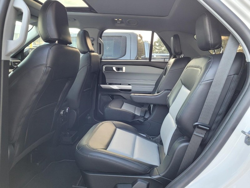 Ford Explorer Vehicle Full-screen Gallery Image 12