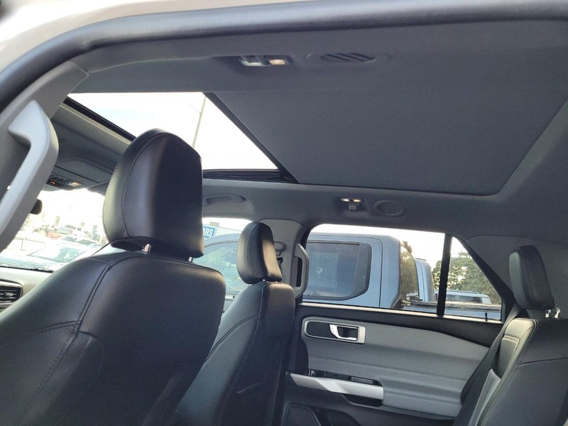 Ford Explorer Vehicle Full-screen Gallery Image 13