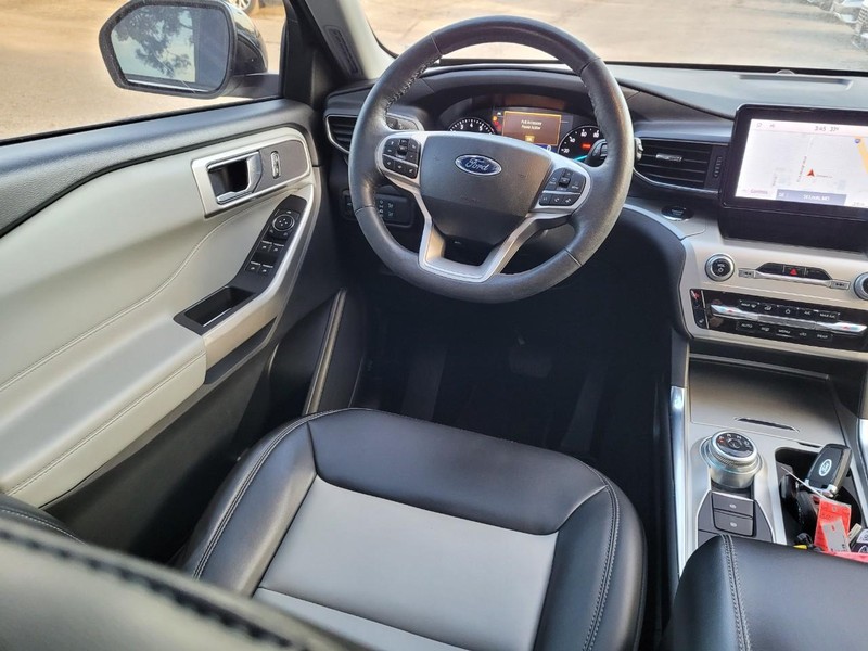 Ford Explorer Vehicle Full-screen Gallery Image 16