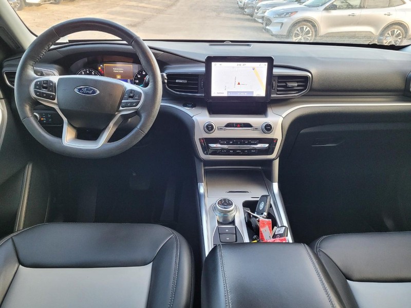 Ford Explorer Vehicle Full-screen Gallery Image 17