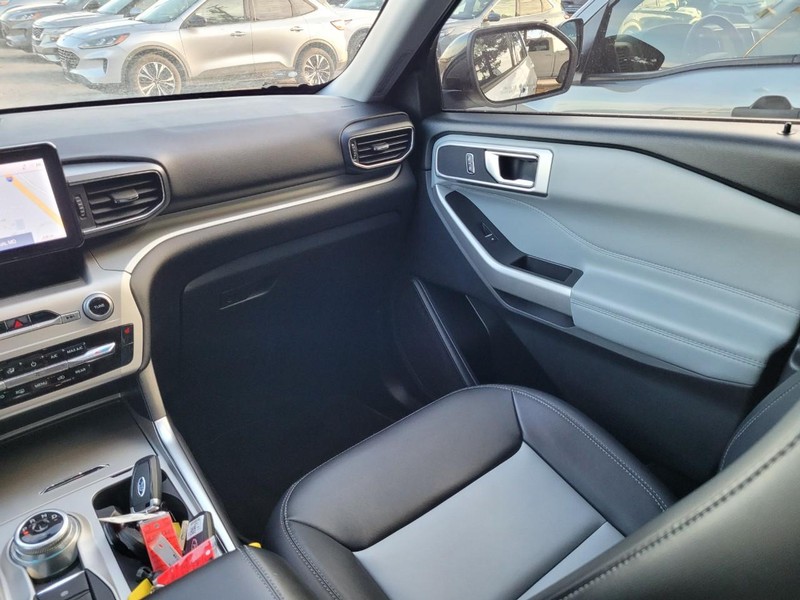 Ford Explorer Vehicle Full-screen Gallery Image 18