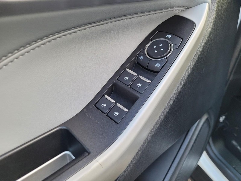 Ford Explorer Vehicle Full-screen Gallery Image 20