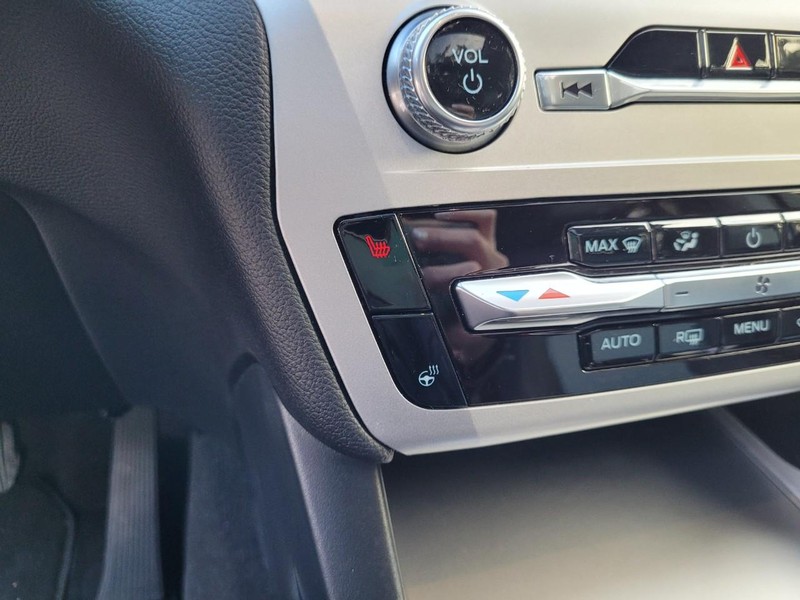 Ford Explorer Vehicle Full-screen Gallery Image 25