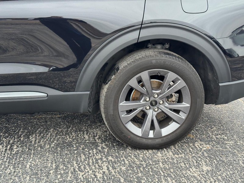 Ford Explorer Vehicle Full-screen Gallery Image 11