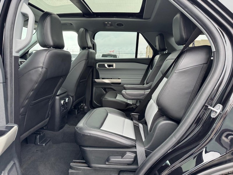 Ford Explorer Vehicle Full-screen Gallery Image 12