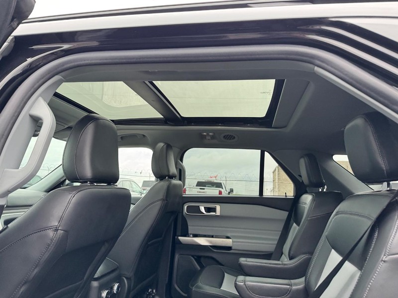 Ford Explorer Vehicle Full-screen Gallery Image 13