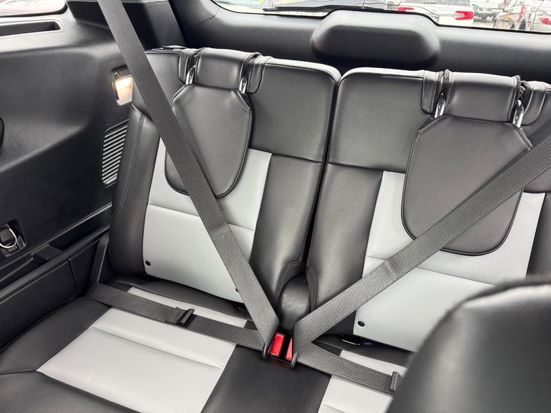 Ford Explorer Vehicle Full-screen Gallery Image 14