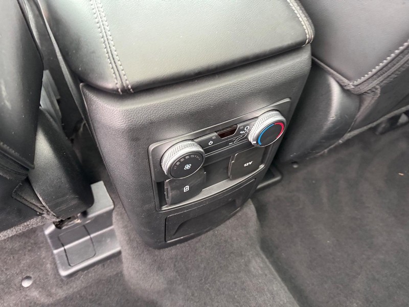 Ford Explorer Vehicle Full-screen Gallery Image 15