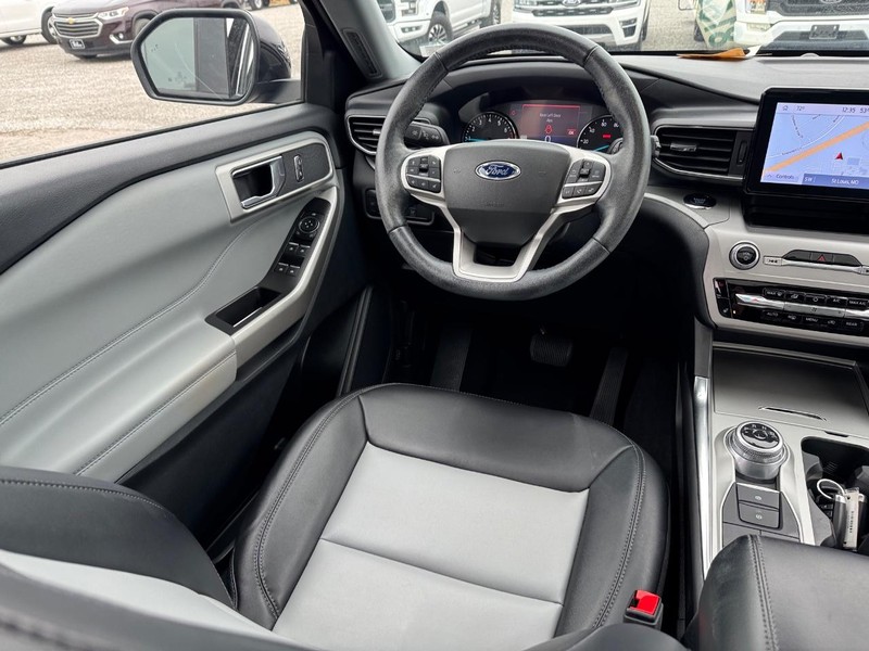 Ford Explorer Vehicle Full-screen Gallery Image 16