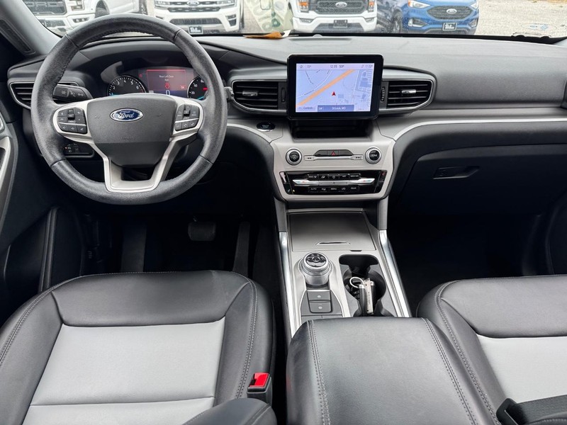 Ford Explorer Vehicle Full-screen Gallery Image 17