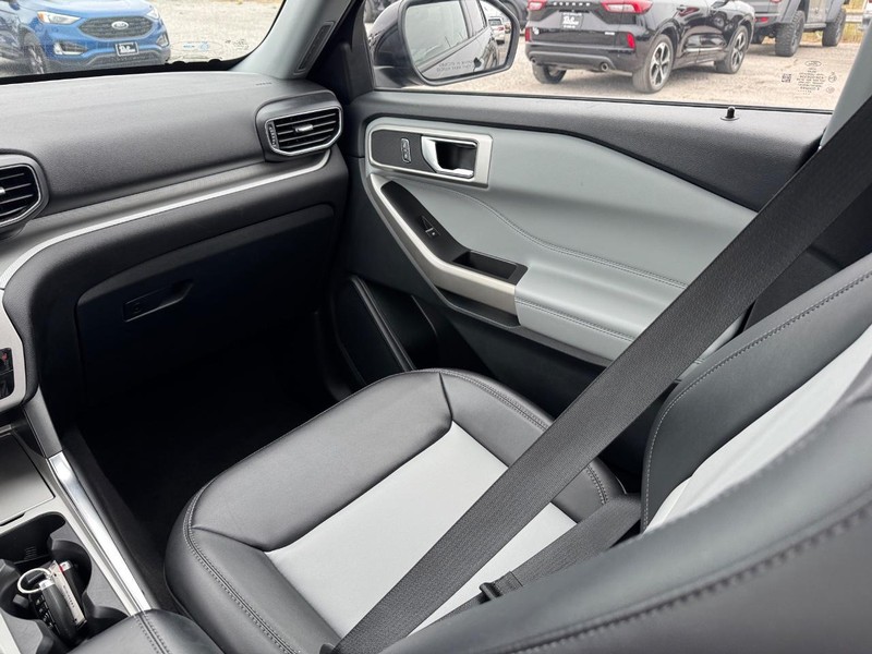 Ford Explorer Vehicle Full-screen Gallery Image 18