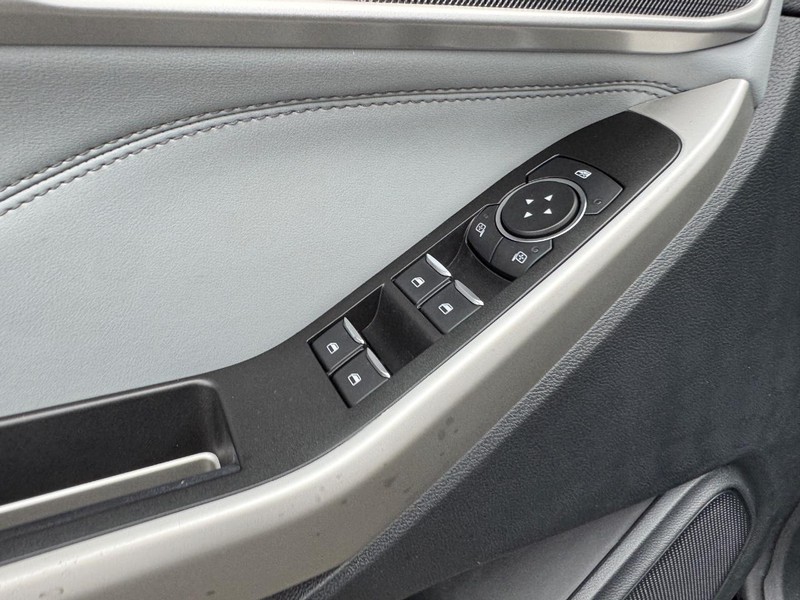 Ford Explorer Vehicle Full-screen Gallery Image 20