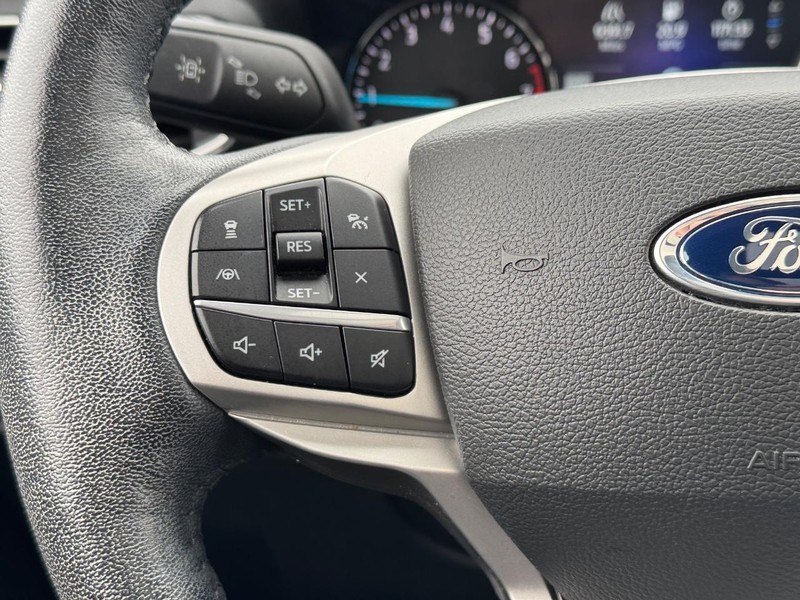 Ford Explorer Vehicle Full-screen Gallery Image 22