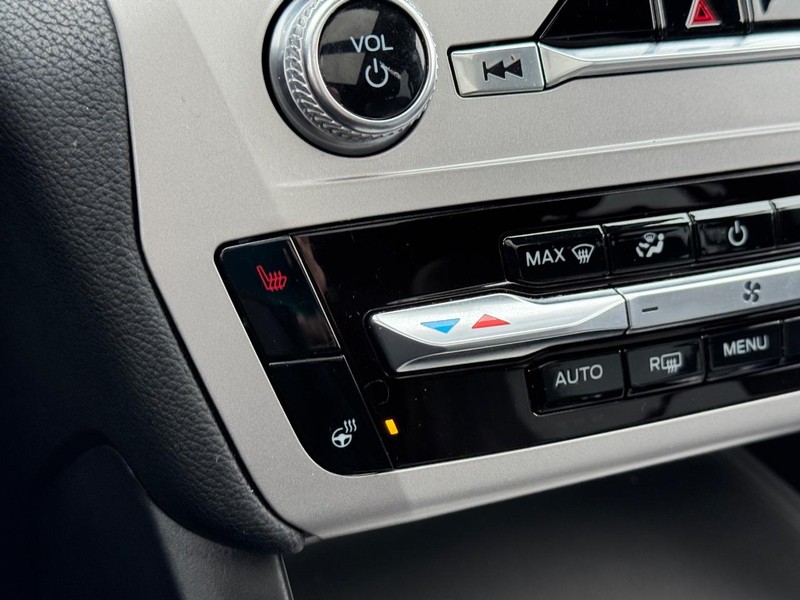 Ford Explorer Vehicle Full-screen Gallery Image 25