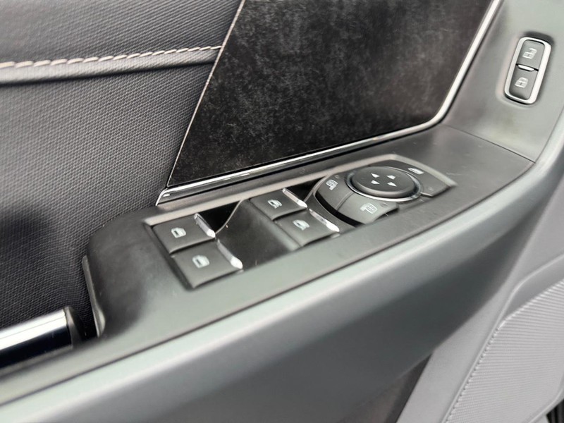 Ford F-150 Vehicle Full-screen Gallery Image 16