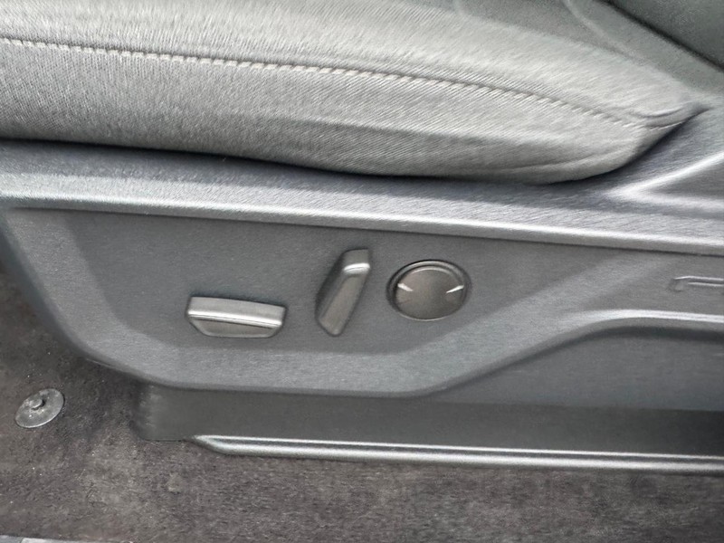 Ford F-150 Vehicle Full-screen Gallery Image 17