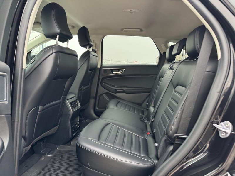 Ford Edge Vehicle Full-screen Gallery Image 12