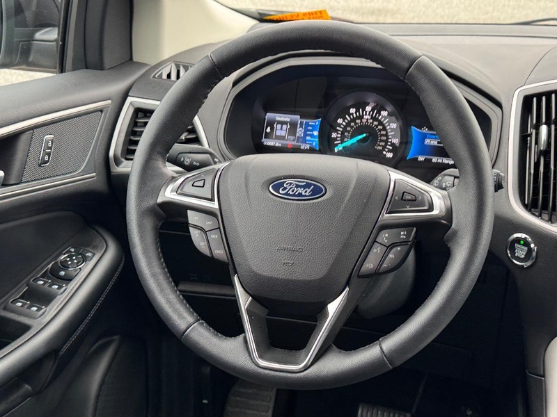 Ford Edge Vehicle Full-screen Gallery Image 14