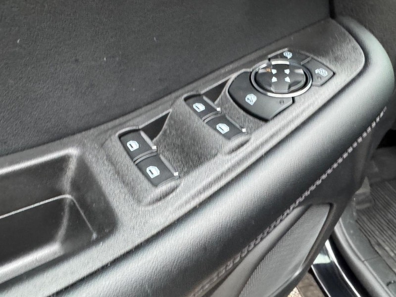 Ford Edge Vehicle Full-screen Gallery Image 18