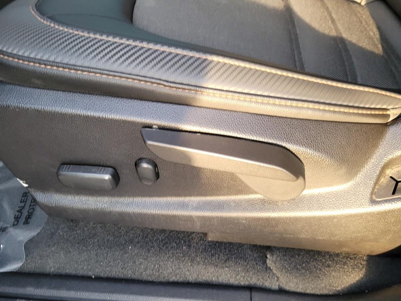 GMC Canyon Vehicle Full-screen Gallery Image 17