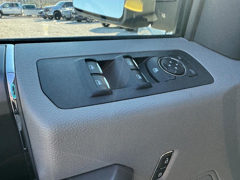 Ford F-150 Vehicle Full-screen Gallery Image 17