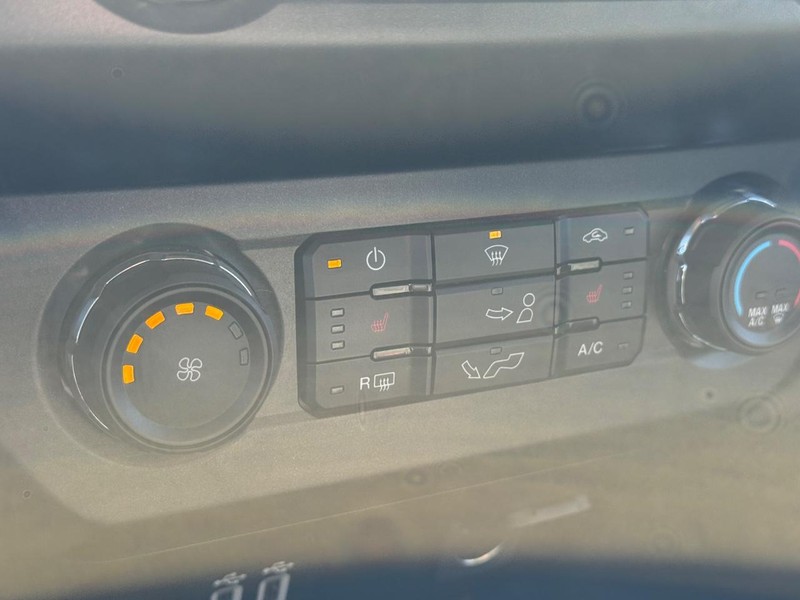 Ford F-150 Vehicle Full-screen Gallery Image 22