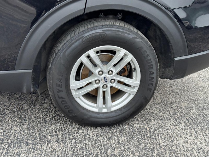 Ford Explorer Vehicle Full-screen Gallery Image 11