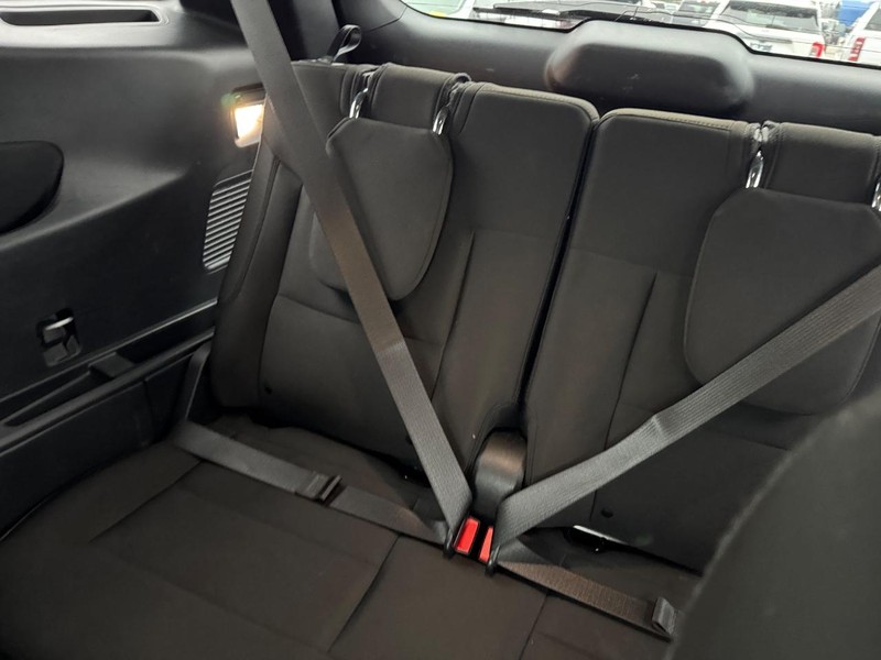 Ford Explorer Vehicle Full-screen Gallery Image 13