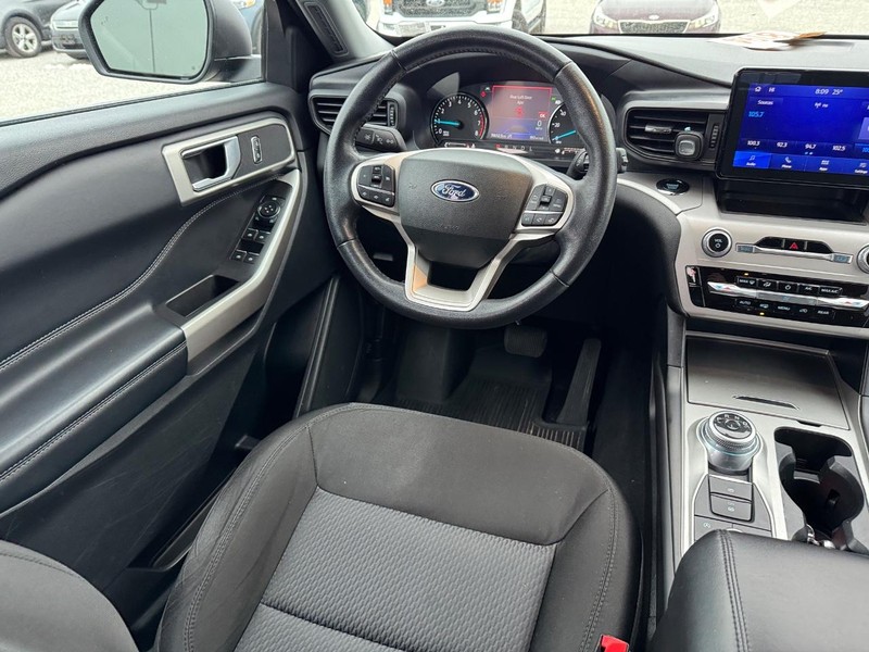 Ford Explorer Vehicle Full-screen Gallery Image 14