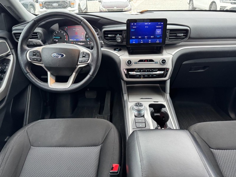 Ford Explorer Vehicle Full-screen Gallery Image 15