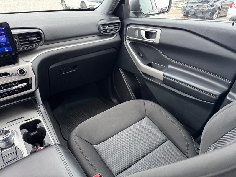 Ford Explorer Vehicle Full-screen Gallery Image 17