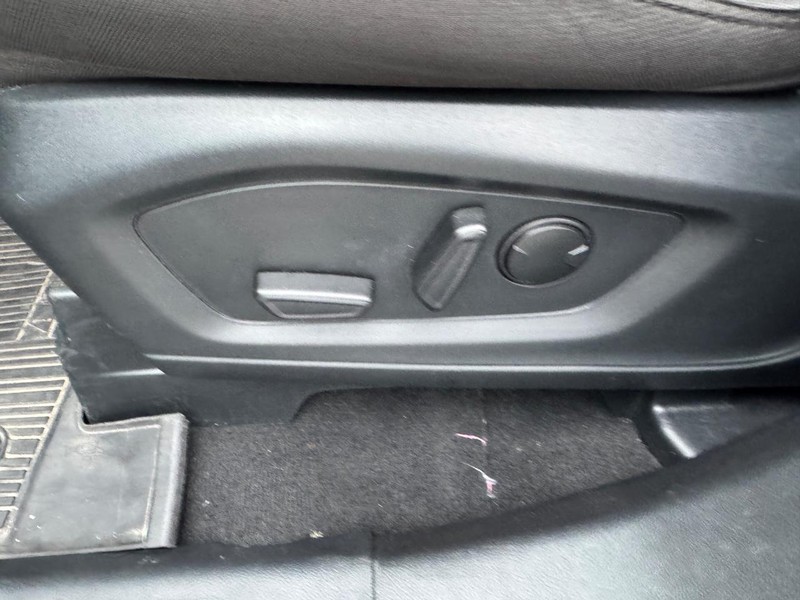 Ford Explorer Vehicle Full-screen Gallery Image 18