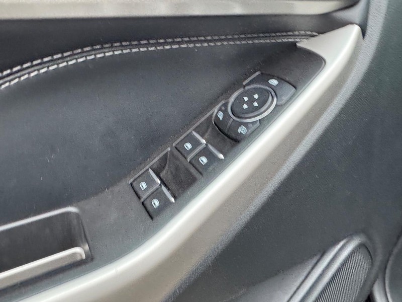 Ford Explorer Vehicle Full-screen Gallery Image 19