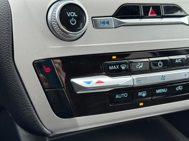 Ford Explorer Vehicle Full-screen Gallery Image 23