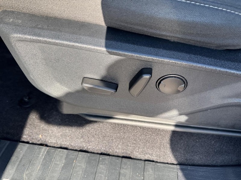 Ford F-150 Vehicle Full-screen Gallery Image 17