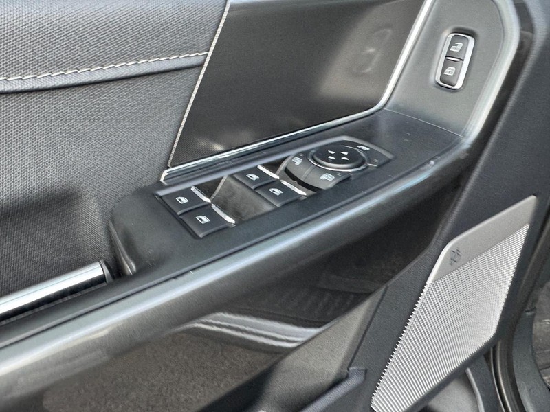 Ford F-150 Vehicle Full-screen Gallery Image 17