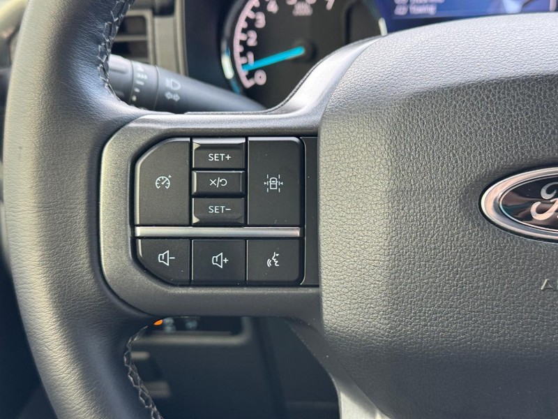 Ford F-150 Vehicle Full-screen Gallery Image 19