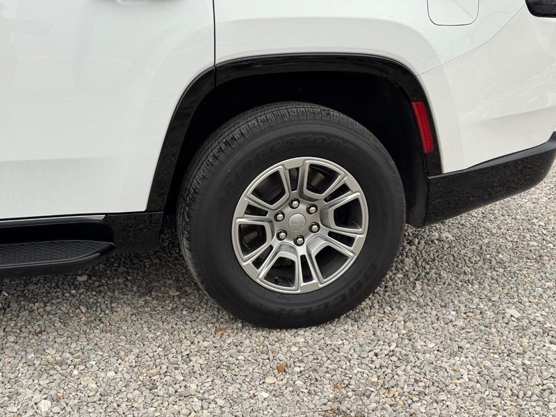 Jeep Wagoneer Vehicle Image 11