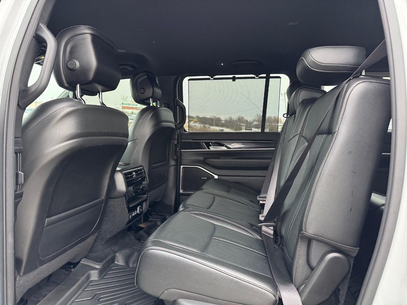 Jeep Wagoneer Vehicle Image 12