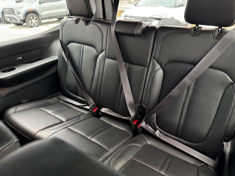 Jeep Wagoneer Vehicle Image 13