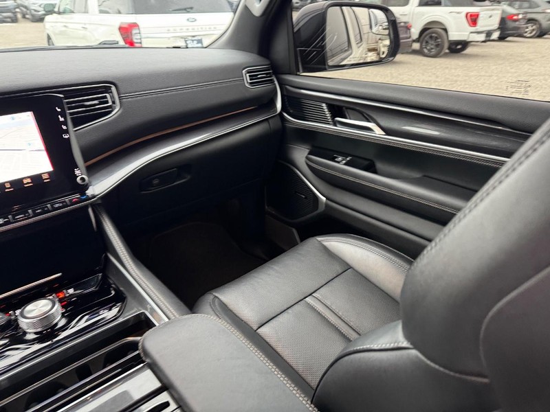 Jeep Wagoneer Vehicle Image 17