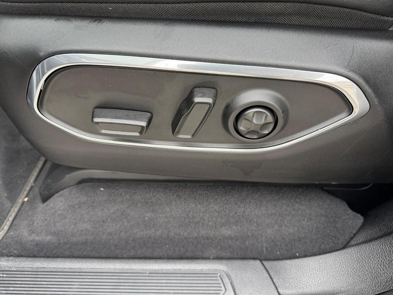 Jeep Wagoneer Vehicle Image 18