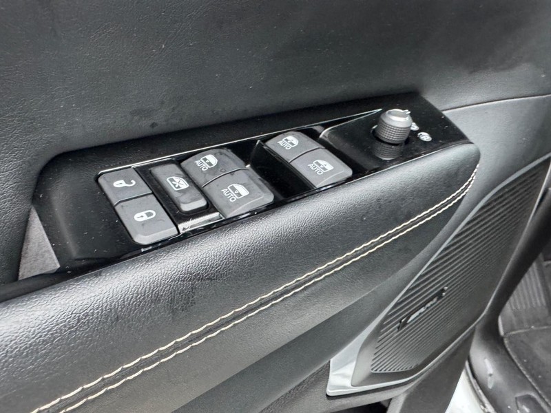 Jeep Wagoneer Vehicle Image 19