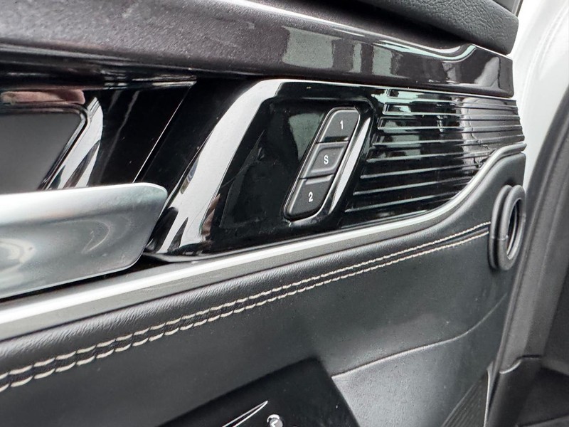 Jeep Wagoneer Vehicle Image 20